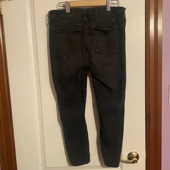 Guess Jeans - Picture 2 of 6